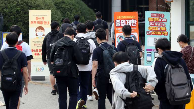 Κορονοϊός: Άνοιξαν και πάλι τα σχολεία στη Νότια Κορέα - Μεικτό σύστημα και με online μαθήματα