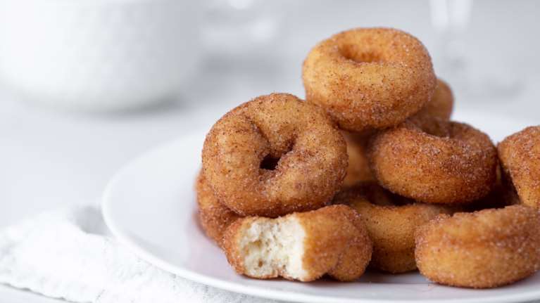 Συνταγή για αφράτους λουκουμάδες στο φούρνο - χωρίς ζάχαρη, το τέλειο γλυκό για την παραλία