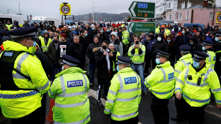 Οργισμένοι οδηγοί φορτηγών, αποκλεισμένοι στο Ντόβερ της Μεγάλης Βρετανίας, συνεπλάκησαν με αστυνομικούς [εικόνες και βίντεο]