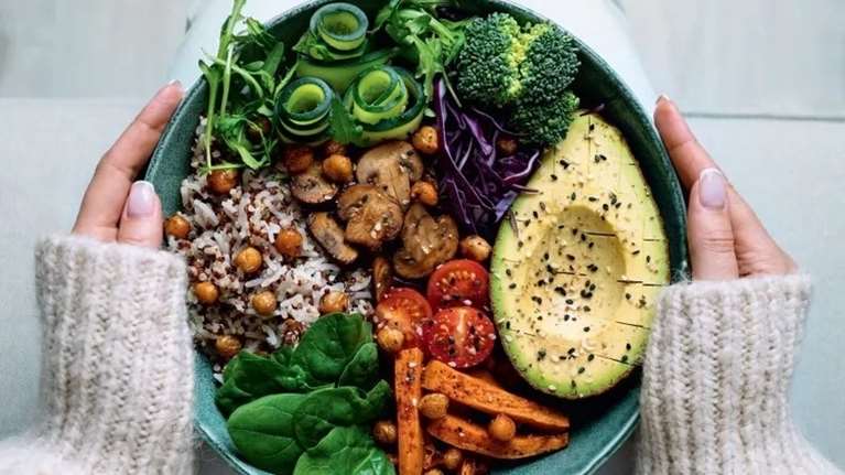 7 τροφές που χαρίζουν φυσική λάμψη στο δέρμα σου – από μέσα προς τα έξω