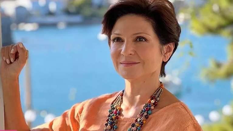 H Ταμίλα Κουλίεβα ποζάρει topless με φόντο το ηφαίστειο της Σαντορίνης θυμίζοντας πίνακα ζωγραφικής