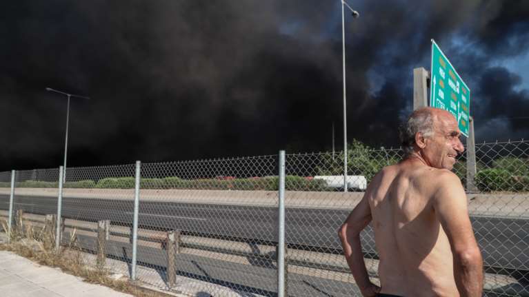 Φωτιά στη Μεταμορφωση: Αποπνικτική η ατμόσφαιρα - Οδηγίες της Περιφέρειας για την προστασία από τους καπνούς