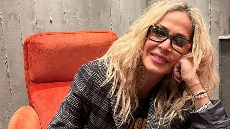 Άννα Βίσση: Ποζάρει αγκαλιά με τον Νίκο Καρβέλα και την κόρη τους, Σοφία, σε μία σπάνια φωτογραφία