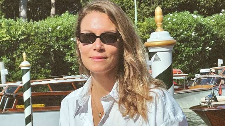 Σαν star του cimena: Η Βίκυ Καγιά περπάτησε στο κόκκινο χαλί του Φεστιβάλ Καννών με glam μαύρη ολόσωμη φόρμα