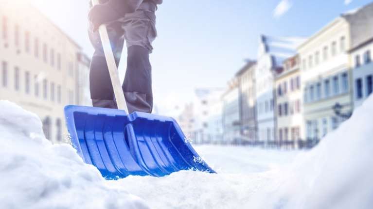 Πώς καθαρίζουμε χιόνι με ασφάλεια - Με οδηγίες ορθοπεδικού
