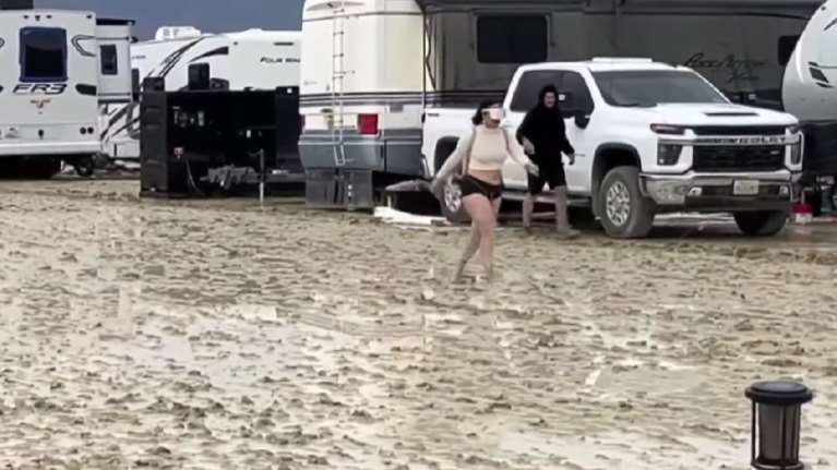 Πλημμύρες στις ΗΠΑ: Ενας νεκρός στο Φεστιβάλ Burning Man - Χιλιάδες άνθρωποι εγκλωβισμένοι στη λάσπη [βίντεο]