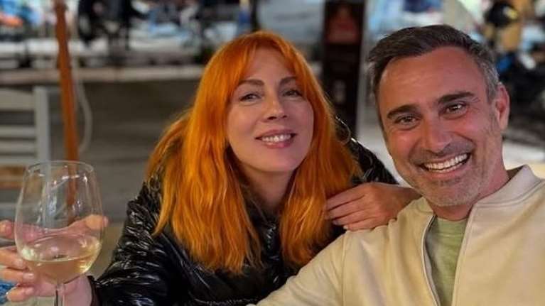 Η Σμαράγδα Καρύδη στην Αίγινα: Χαλαρή βραδιά στο σπίτι με τον Γιώργο Καπουτζίδη