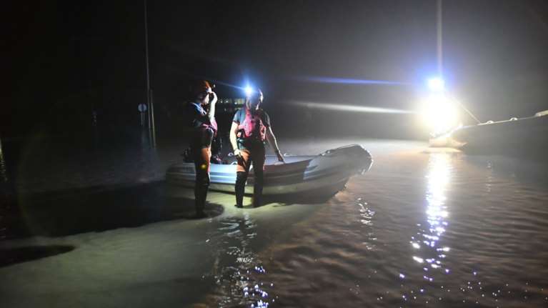Λέμβος με 8 άτομα  έπεσαν στα ορμητικά νερά στη Γιάννουλη: Παρασύρθηκαν τουλάχιστον 500 μέτρα