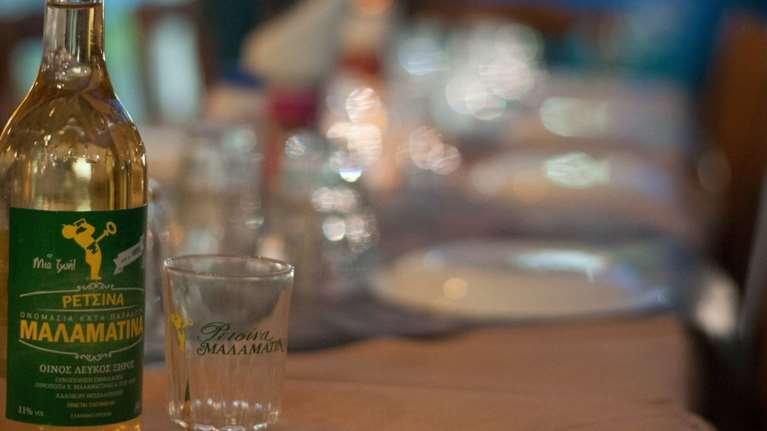 Μαλαματίνα: Πώς η θρυλική ρετσίνα έγινε μήλον της έριδος