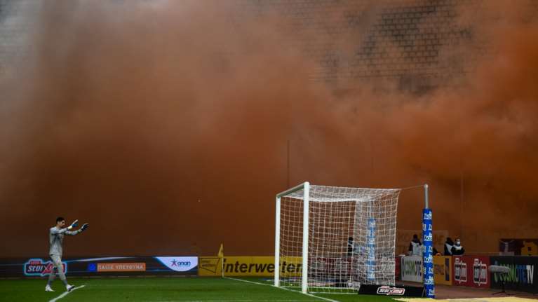 ΑΕΚ - Παναθηναϊκός: Επτά συλλήψεις, οι πέντε ανήλικοι - Κουβαλούσαν σιδερόβεργες, στυλιάρια και κροτίδες