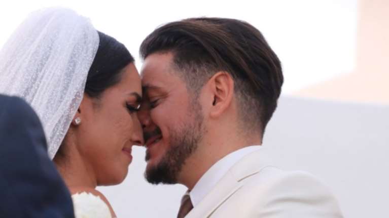 Ξεχωριστός γάμος για τον Stan με φόντο τη θάλασσα: Η συγκίνηση του γαμπρού και η πανέμορφη νύφη [εικόνες]