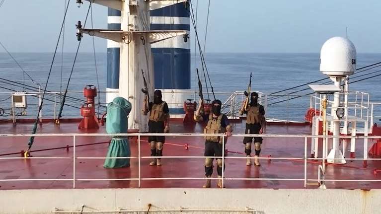 Επίθεση των Χούθι στην Ερυθρά Θάλασσα: Οι δραματικές ώρες που έζησαν ο καπετάνιος και ο πλοιοκτήτης του Magic Seas