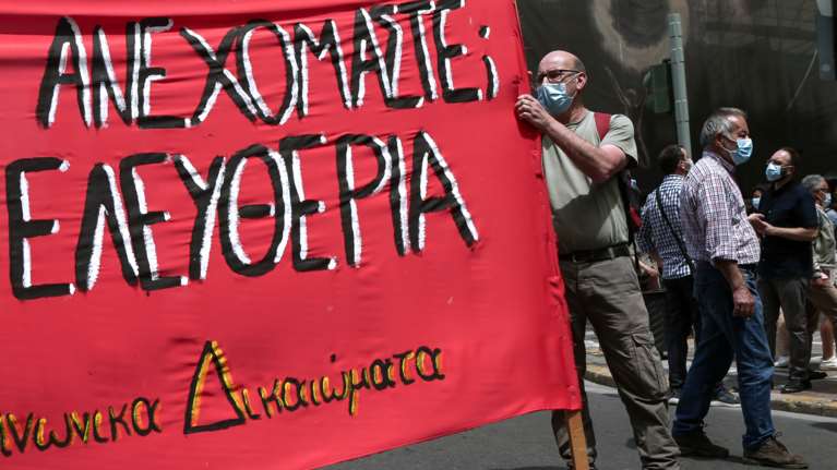 Παραλογισμός: Ο ΣΥΡΙΖΑ καταγγέλλει το νομοσχέδιο Χατζηδάκη και ζητά…την υποχρεωτική εφαρμογή του