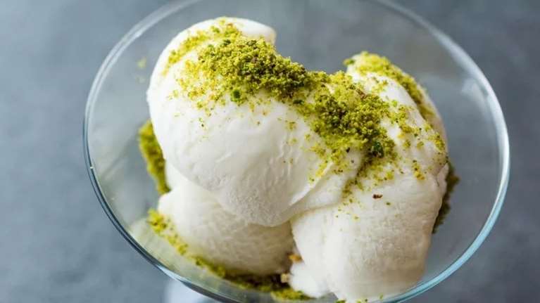 Μόνο με 4 υλικά: Το πιο εύκολο παγωτό καϊμάκι - χωρίς παγωτομηχανή