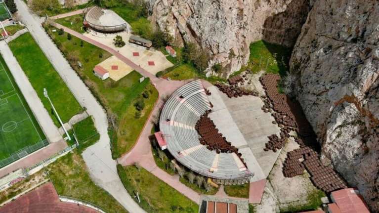 Τα θέατρα Βράχων, Βύρωνα και Υμηττού, αποδίδονται οριστικά και αμετάκλητα στους πολίτες