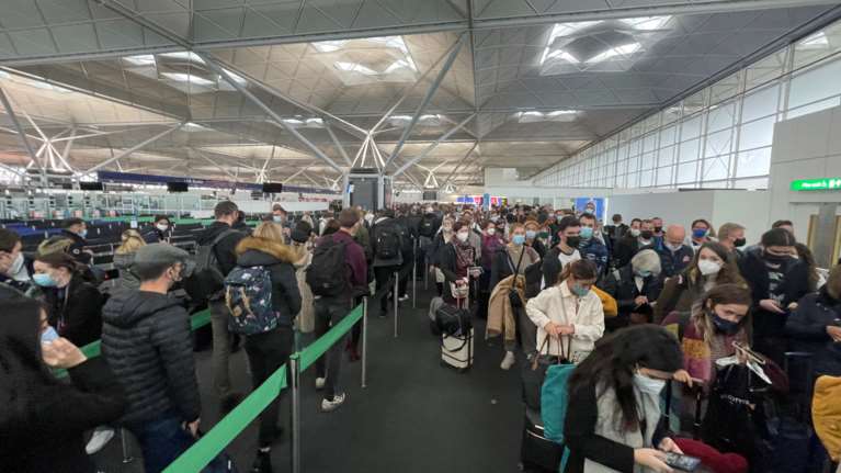 Καραντίνα 48 ωρών μίνιμουμ για όσους ταξιδεύουν στη Μεγάλη Βρετανία- Τα μέτρα στην Ευρώπη για τη μετάλλαξη Ομικρον