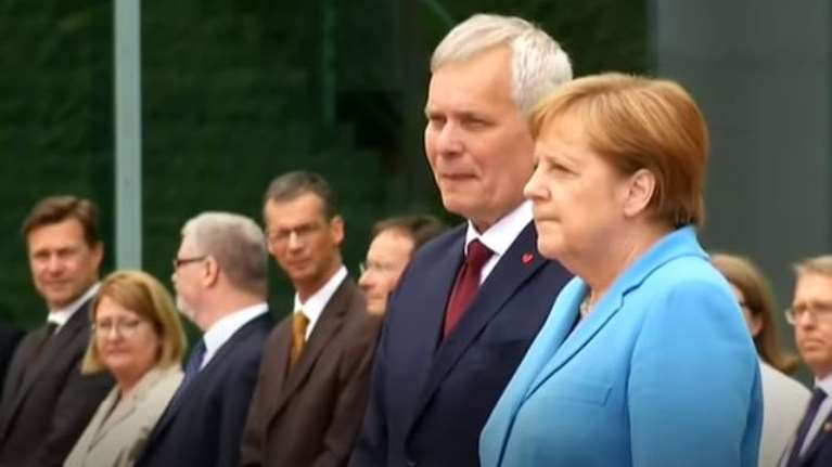 Ο Zαν Κλοντ Γιουνκέρ αποκαλύπτει τον λόγο του τρέμουλου της Μέρκελ - &quot;Της ήταν πολύ ενοχλητικό&quot;