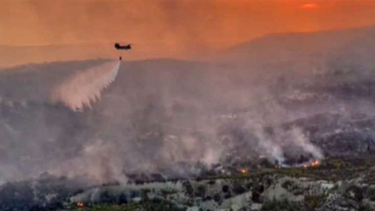 Φωτιά στο Λουτράκι: Εντυπωσιακό βίντεο μέσα από το πιλοτήριο του Σινούκ