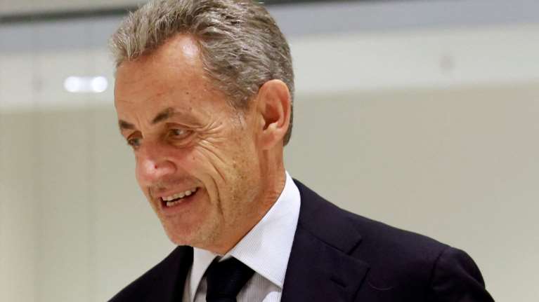 "Προσευχήθηκα...": Τι γράφει ο Σαρκοζί στο βιβλίο του - Το "θάψιμο" στον Μακρόν και τα λόγια συμπάθειας για τη Λεπέν