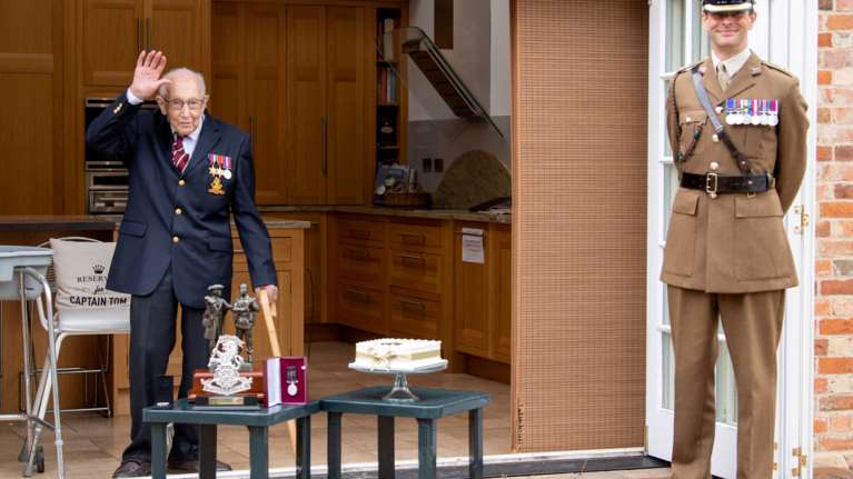 Ο λοχαγός Τομ Μουρ κλείνει τα 100 – Η Βρετανία γιορτάζει το νέο εθνικό της ήρωα