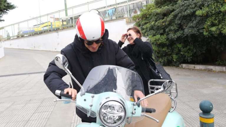 Η Φιλαρέτη Κομνηνού και η βεραμάν βέσπα του Γιώργου Παπαγεωργίου