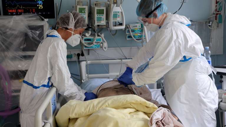 Καπραβέλος: Εάν πιεστούμε και από την &quot;Όμικρον&quot; θα καταρρεύσει το σύμπαν-Τα μέτρα που εξαγγέλθηκαν είναι λίγα