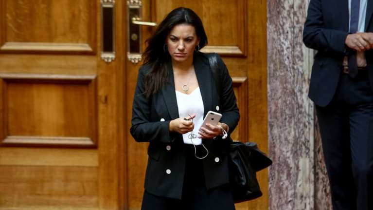 Η Ολγα Κεφαλογιάννη &quot;αδειάζει&quot; με το γάντι τον Κώστα Μπακογιάννη για τον &quot;Μεγάλο Περίπατο&quot;