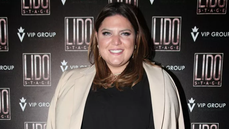 Η Δανάη Μπάρκα με το Zara φόρεμα που φοράνε όλες οι fashionistas και έχει γίνει ανάρπαστο