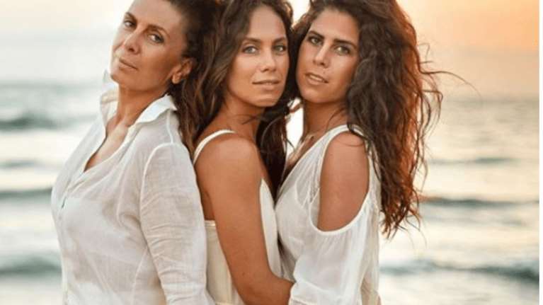 Κατερίνα Διδασκάλου: Ποζάρει χωρίς μακιγιάζ με τις κόρες της Μαρκέλλα και Φλώρα Βέη