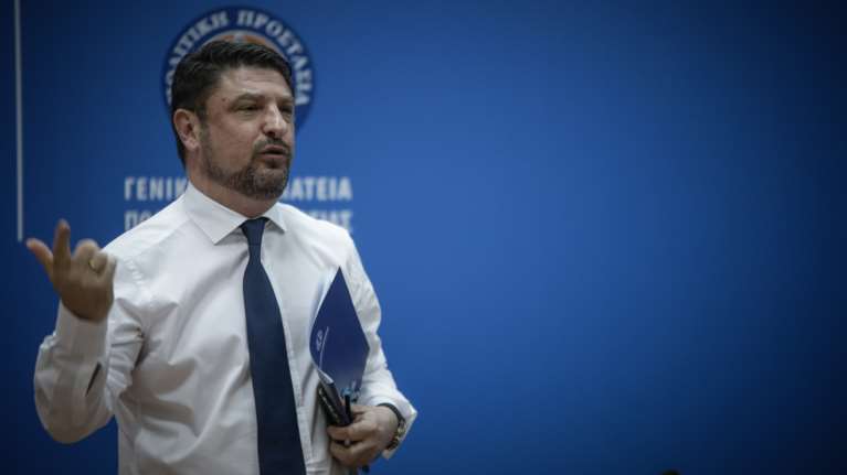 Κορονοϊός: Αυστηρή "απάντηση" Χαρδαλιά στον Αρσένη για τον θάνατο δημοσιογράφου [Βίντεο]