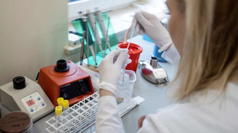 Ο κορονoϊός αναπτύσσεται στις τουαλέτες, αλλά δεν επιβιώνει μετά από καθαρισμό