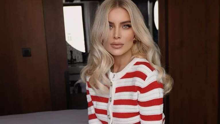 Η Κατερίνα Καινούργιου φόρεσε φαρδύ πουκάμισο και κολάν με τον πιο smart τρόπο