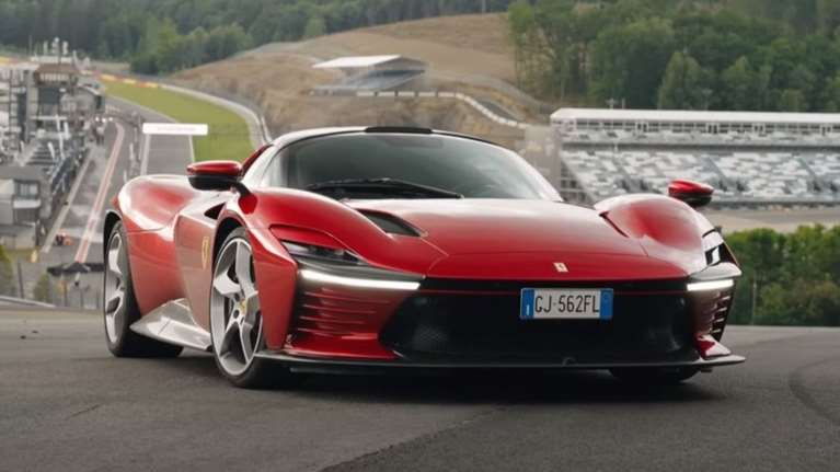 Στο τιμόνι της υπερδύναμης Ferrari Daytona SP3