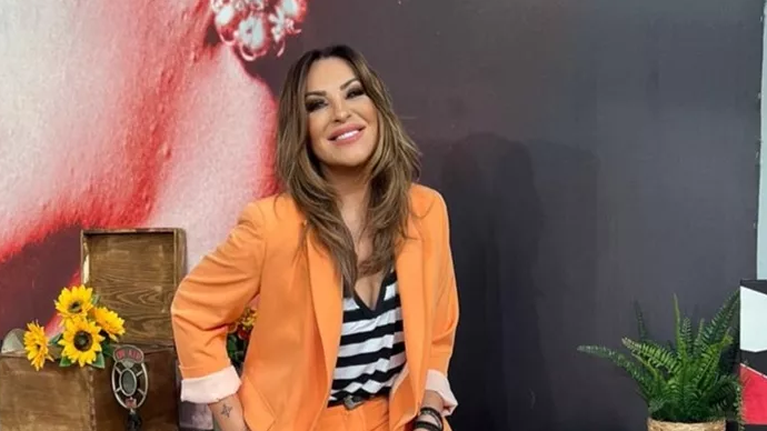 Ναταλία Γερμανού: Μας δείχνει τη γυμνασμένη της κοιλιά φορώντας το τέλειο crop πουκάμισο