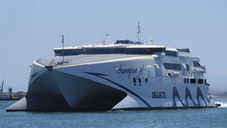 Ταλαιπωρία για 417 επιβάτες του  Champion Jet 3 στη Νάξο - Βλάβη σε μία από τις τέσσερις κύριες μηχανές του πλοίου