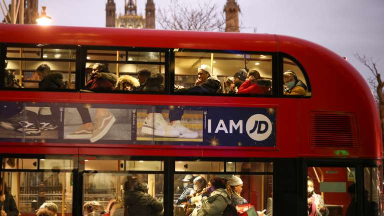 Το Imperial College συγκρίνει Όμικρον με Δέλτα:  Πέντε φορές πιο πιθανή η επαναμόλυνση - Κανένα σημάδι ότι είναι πιο ήπια
