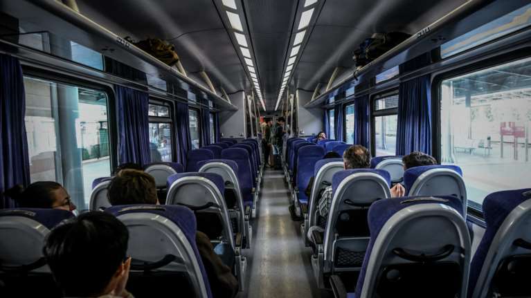 Θεσσαλονίκη: Καταδικάστηκε 64χρονος που βιντεοσκοπούσε 18χρονη μέσα στο τρένο- Είχε 7-8 βίντεο με το στήθος της