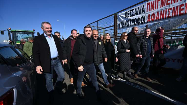 Ανδρουλάκης από τα μπλόκα των αγροτών: "Πληρώνουν ακριβά την ανικανότητα και τη διαφθορά της κυβέρνησης της ΝΔ"