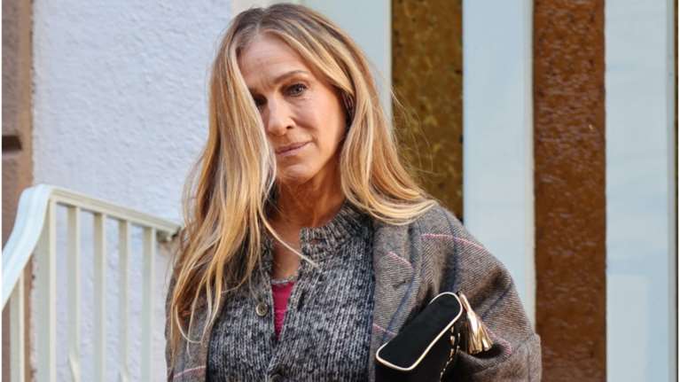 Σάρα Τζέσικα Πάρκερ: Απογείωσε την τάση του layering και φόρεσε τα παπούτσια που μισούσε η Κάρι Μπράντσο