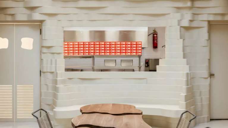 Σαν να βγήκαν από το Instagram και τα περιοδικά του design: Τι ακριβώς συμβαίνει με τα νέα burgerάδικα της Αθήνας;