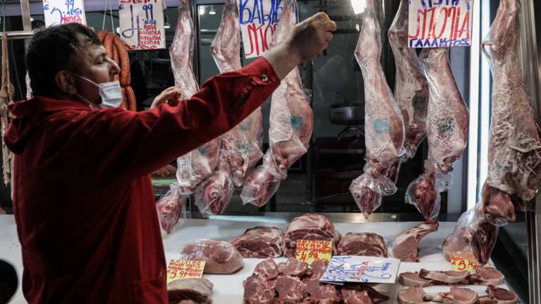 ΕΦΕΤ για το πασχαλινό τραπέζι: Τι πρέπει να προσέχουν οι καταναλωτές όταν αγοράζουν αρνί, αυγά και κοκορέτσι