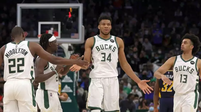 Μπακς: Γράφει ιστορία ο Γιάννης