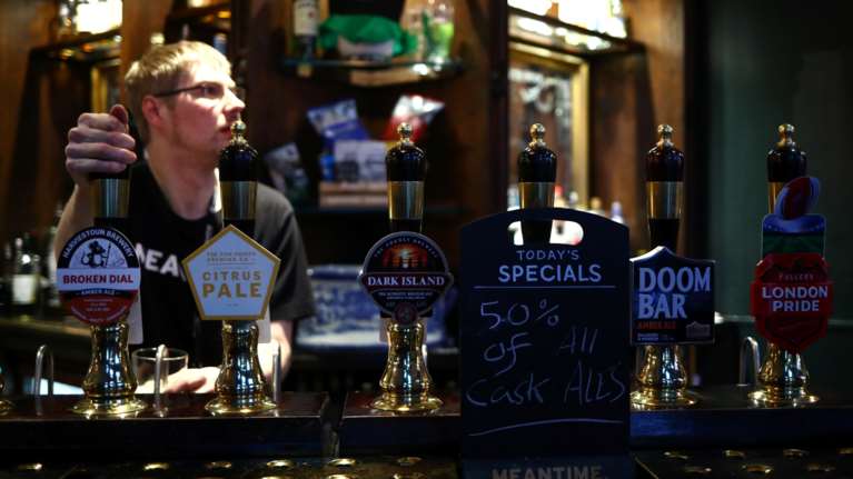 Βρετανία: Kλείνουν παμπ, εστιατόρια, σινεμά και θέατρα - Ενισχύονται τα μέτρα