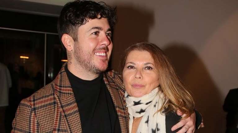 Σπάνιο "throwback": Η Σοφία Αλιμπέρτη αγκαλιά με τους γιους της στα παιδικά τους χρόνια