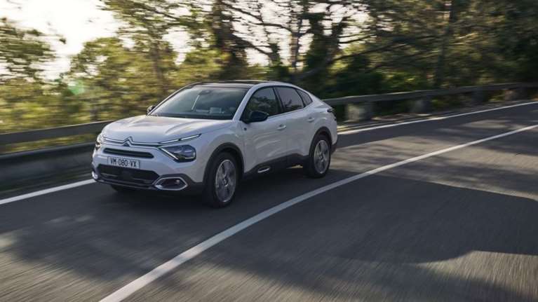 Η Citroen αποκάλυψε τα νέα e-C4 X και C4 X
