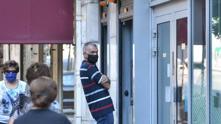 Κορονοϊός: Στο κόκκινο η αγωνία για τα αυξημένα κρούσματα - Μάσκες από σήμερα και στις δημόσιες υπηρεσίες