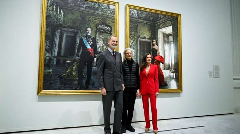 Εντυπωσιασμένοι ο βασιλιάς Φελίπε και η βασίλισσα Λετίθια μπροστά στα viral πορτραίτα τους [εικόνες]