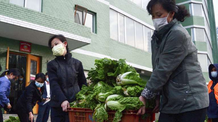 Κορονοϊός: Στη Β.Κορέα του Κιμ κάνουν γαργάρες με αλατόνερο και πίνουν τσάι από φύλλα ιτιάς για πρόληψη και θεραπεία