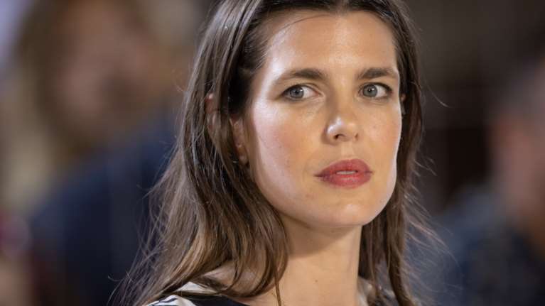 Chanel chic: Η Σαρλότ Κασιράγκι με μεταξωτό ζακάρ φόρεμα με βολάν και 70&#39;s πεδιλα