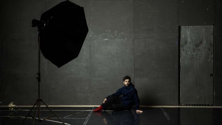 Ο Μάριο Μπανούσι, ο πιο πολλά υποσχόμενος νέος σκηνοθέτης, για τις &quot;mum&quot; και το &quot;μαμ&quot; που μας θρέφουν